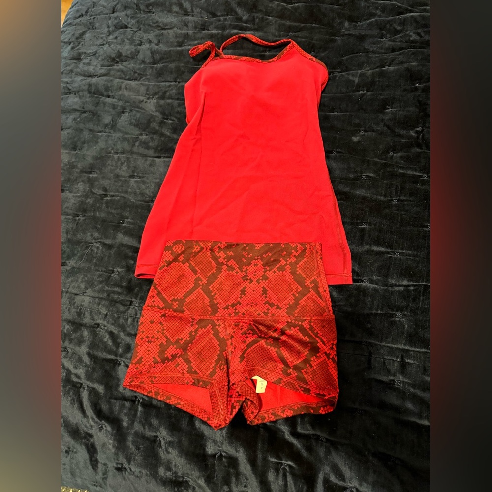 Lululemon size 2 top/4 boogie short roll down Fabric inner tags still attached
